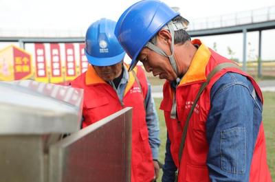 8月22日,國網濉溪縣供電公司皖美黨員服務隊為五溝鎮高標準農田灌溉檢查用電設施。 趙逸倫攝